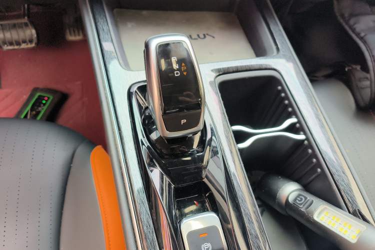 Used Dongfeng Aeolus Yixuan MAX 2023 1.5T Ultra-Stylish Trendsetting Dad Edition Gear Lever