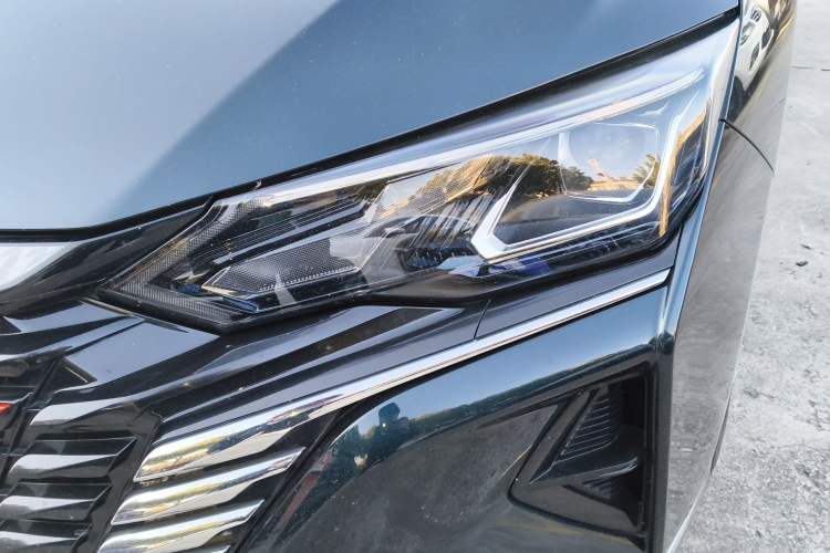 Used Dongfeng Aeolus Yixuan MAX 2023 1.5T Ultra-Stylish Trendsetting Dad Edition Left Front Headlight