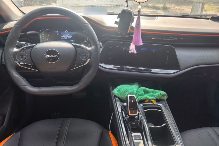 Used Dongfeng Aeolus Yixuan MAX 2023 1.5T Ultra-Stylish Trendsetting Dad Edition Center Console