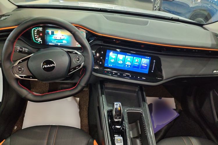 Used Dongfeng Aeolus Yixuan MAX 2023 1.5T Ultra-Stylish Trendsetting Dad Edition Center Console