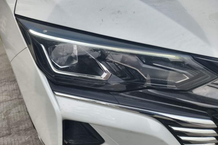Used Dongfeng Aeolus Yixuan MAX 2023 1.5T Ultra-Stylish Trendsetting Dad Edition Right Front Headlight