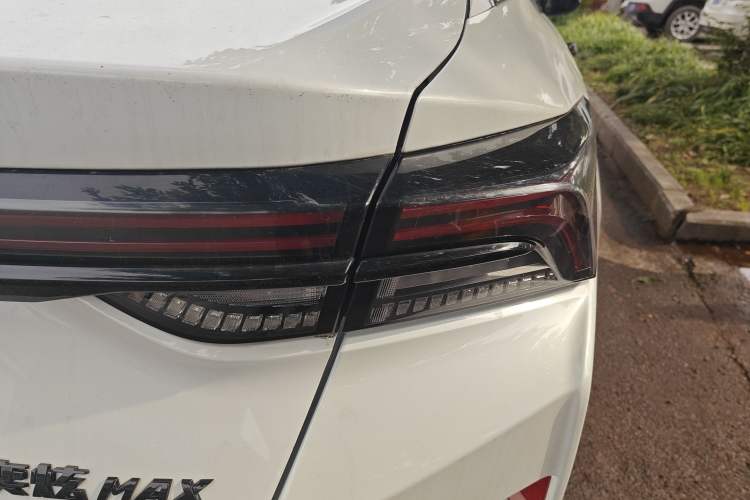 Used Dongfeng Aeolus Yixuan MAX 2023 1.5T Super Cool Trendy Dad Edition Right Rear Taillight