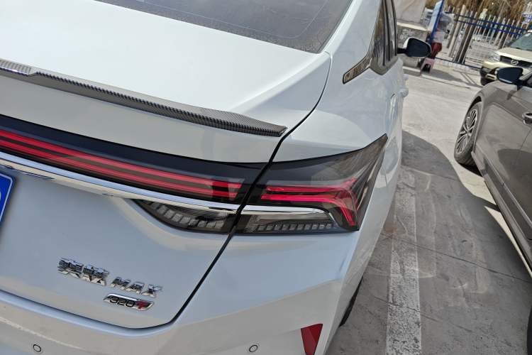 Used Dongfeng Aeolus Yixuan MAX 2023 1.5T Super-Powered Dad Edition Right Rear Taillight