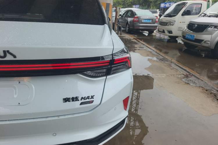 Used Dongfeng Aeolus Yixuan MAX 2023 1.5T Super Cool Trendy Dad Edition Right Rear Taillight