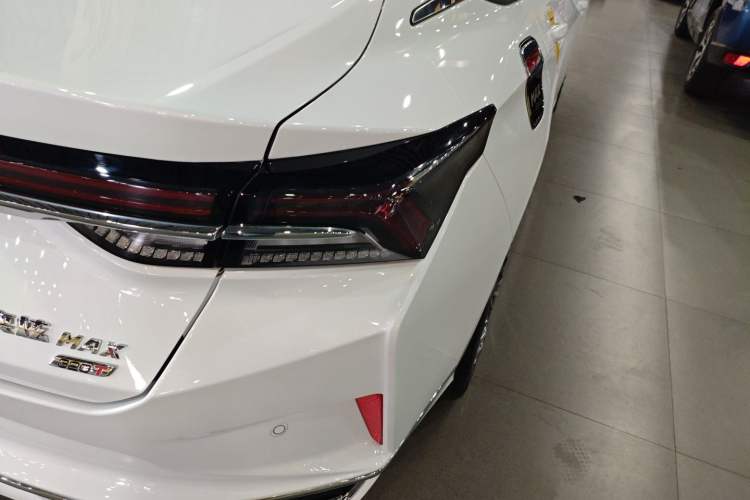 Used Dongfeng Aeolus Yixuan MAX 2023 1.5T Ultra-Stylish Trendsetting Dad Edition Right Rear Taillight