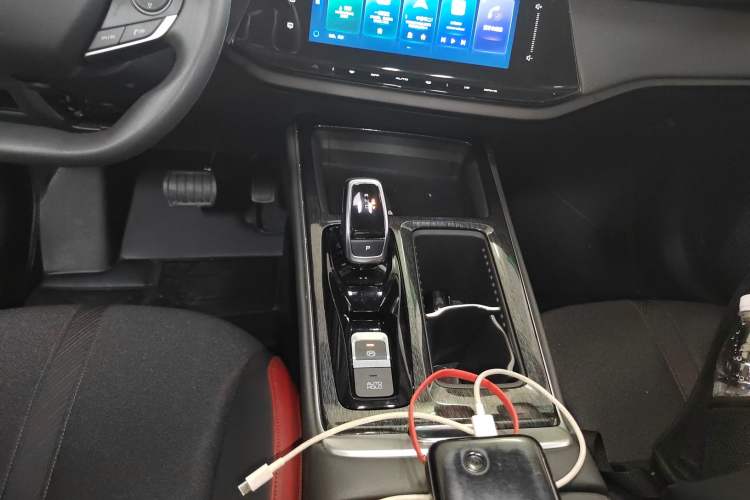 Used Dongfeng Aeolus Yixuan MAX 2024 1.5T Luxury Edition Gear Lever