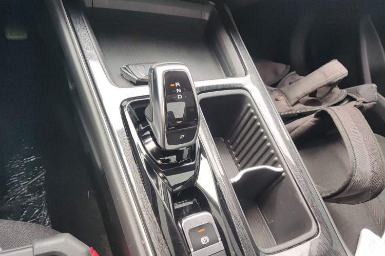 Used Dongfeng Aeolus Yixuan MAX 2024 1.5T Luxury Edition Gear Lever