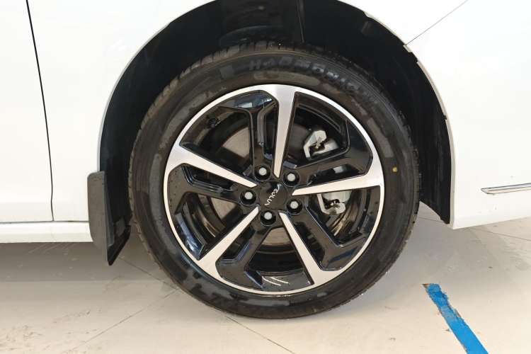 Used Dongfeng Aeolus Yixuan MAX 2024 1.5T Luxury Edition Right Front Wheel Hub