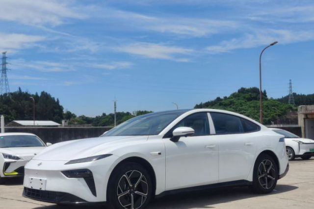 Dongfeng eπ eπ007 2025 Model Range-Extended 230 Pro Leading Edition مستعملة