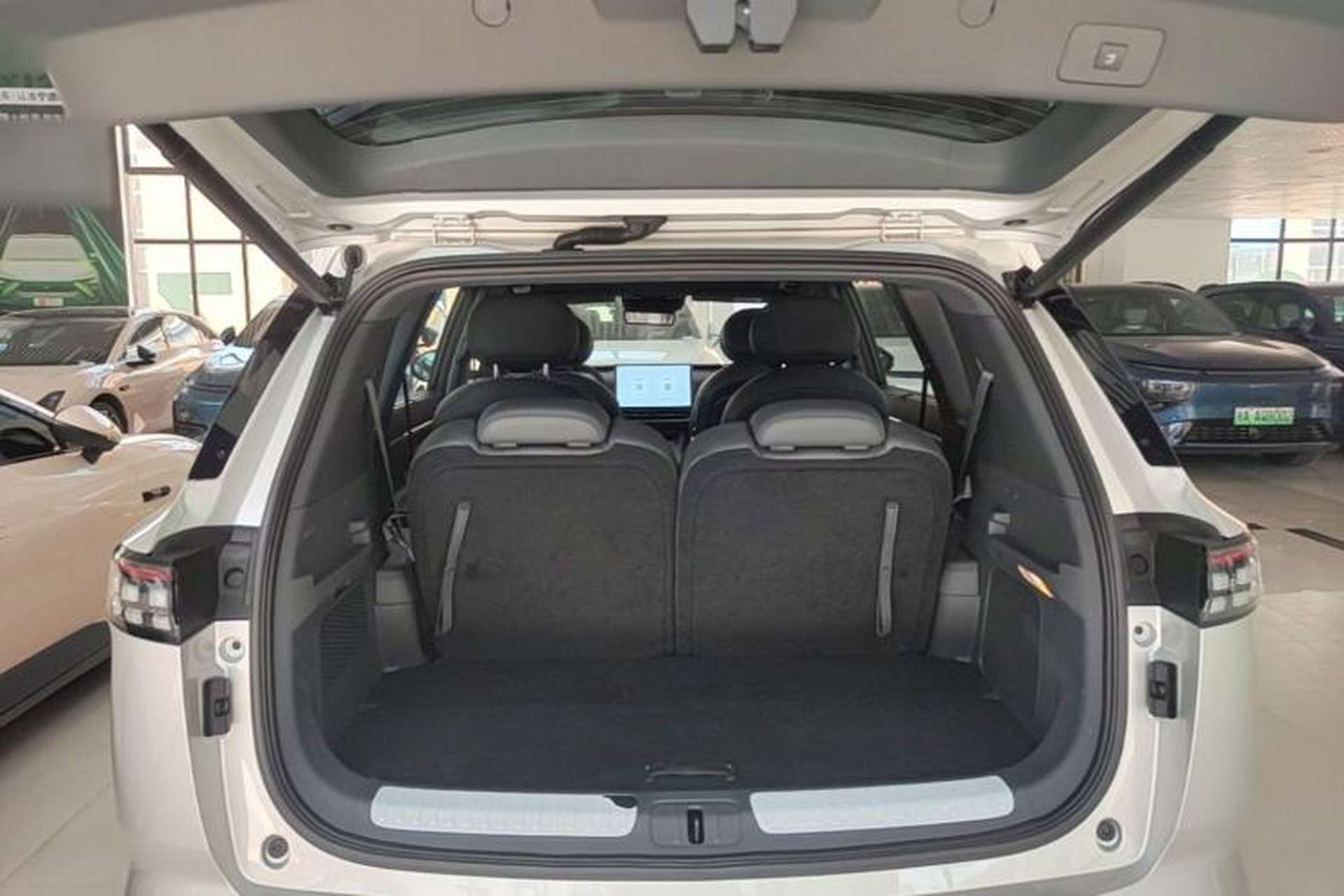 Used Dongfeng eπ eπ008 2024 210Max Range-Extended Version 6 Seats Trunk