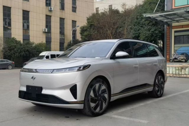 Dongfeng eπ eπ008 2025 210 Ultra Range-Extended Version 5 Seats مستعملة