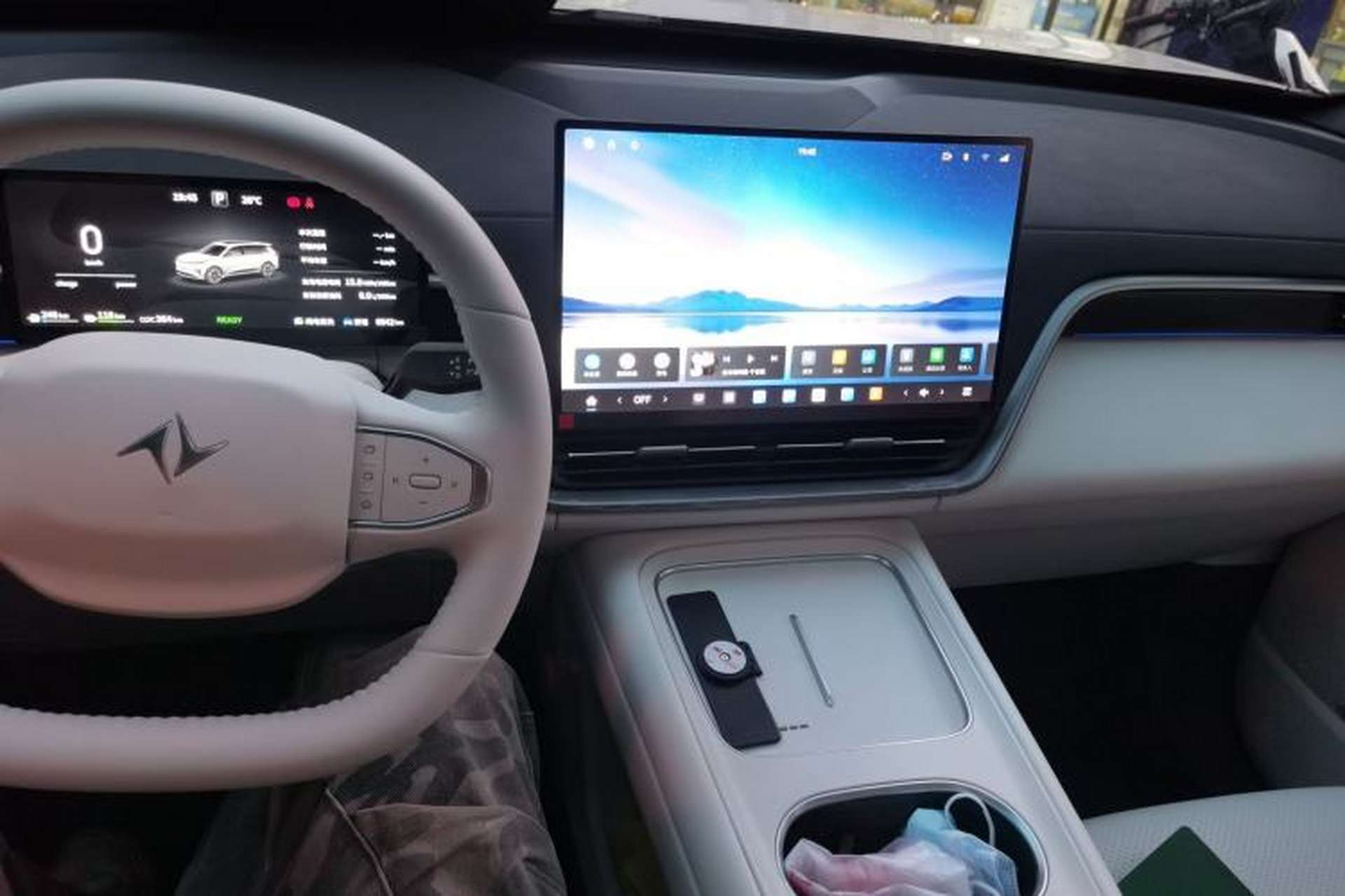 Used Dongfeng eπ eπ008 2026 Model Six-Seat Range-Extended Family Edition Center Console