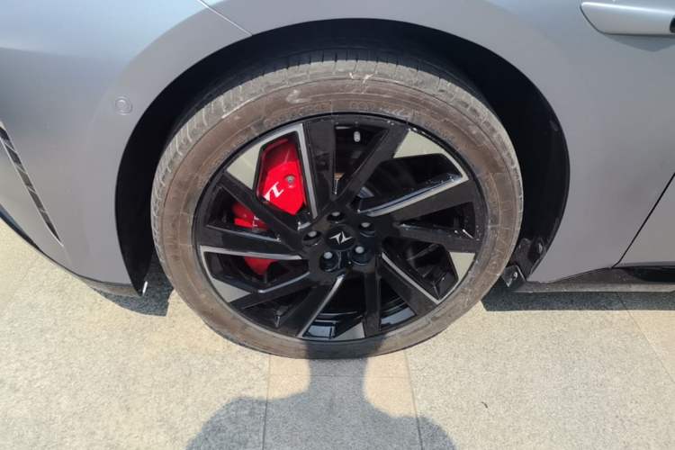 Used Dongfeng eπ eπ007 2024 Pure Electric 540 All-Wheel Drive Max Edition Left Front Wheel Hub