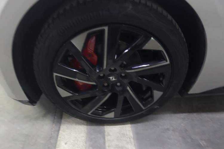 Used Dongfeng eπ eπ007 2024 Pure Electric 530 Air Edition Left Front Wheel Hub