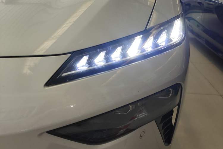 Used Dongfeng eπ eπ007 2025 Model Pure-Electric 565 All-Wheel-Drive Max Leading Edition Left Front Headlight