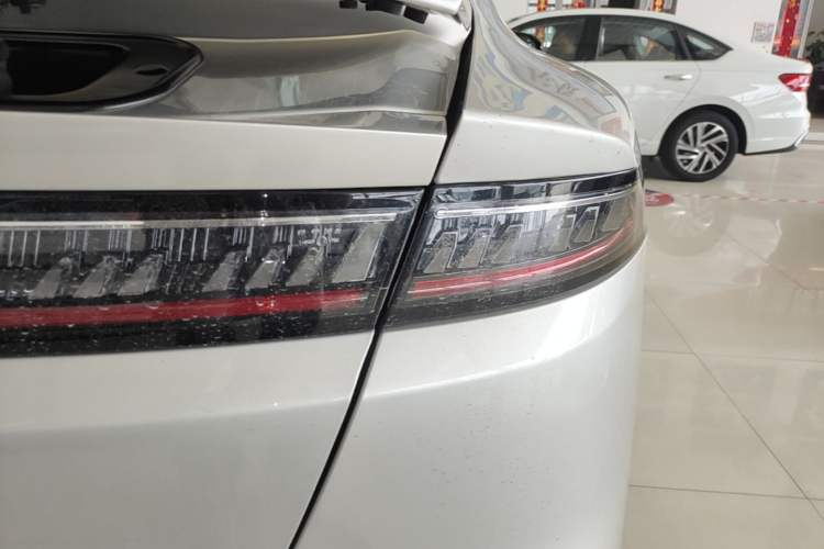 Used Dongfeng eπ eπ007 2025 Model Pure-Electric 565 All-Wheel-Drive Max Leading Edition Right Rear Taillight