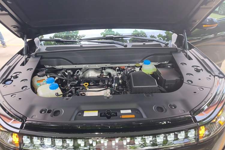 Used Dongfeng eπ eπ008 2024 210Max Range-Extended Version 6 Seats Engine Bay