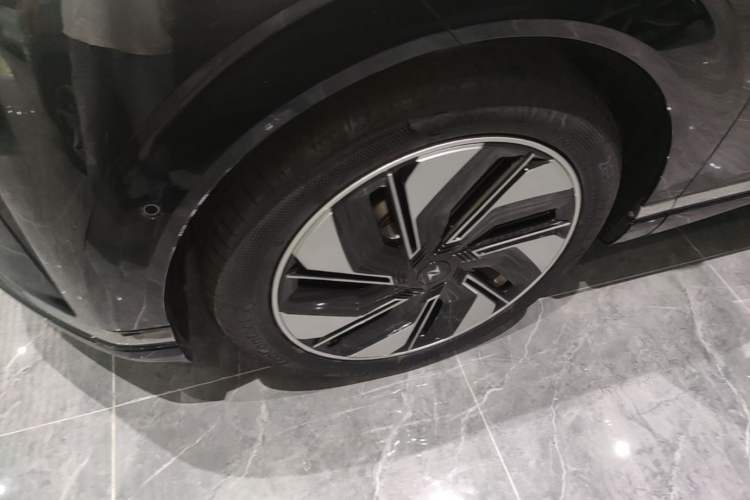 Used Dongfeng eπ eπ008 2024 210Max Range-Extended Version 6 Seats Left Front Wheel Hub