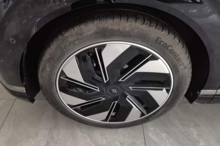Used Dongfeng eπ eπ008 2024 210Max Range-Extended Version 6 Seats Left Front Wheel Hub