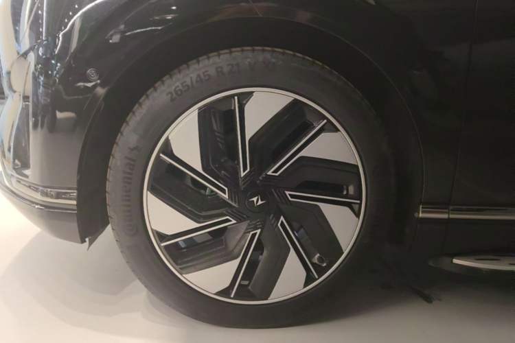 Used Dongfeng eπ eπ008 2024 210Max Range-Extended Version 6 Seats Left Front Wheel Hub