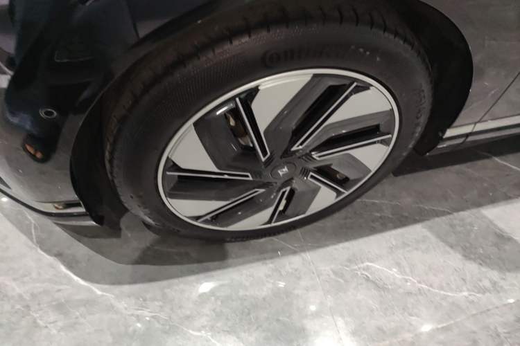 Used Dongfeng eπ eπ008 2024 210Max Range-Extended Version 6 Seats Left Front Wheel Hub