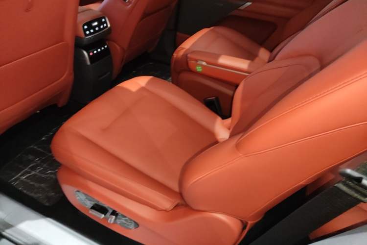 Used Dongfeng eπ eπ008 2024 210Max Range-Extended Version 6 Seats Left Rear Seat