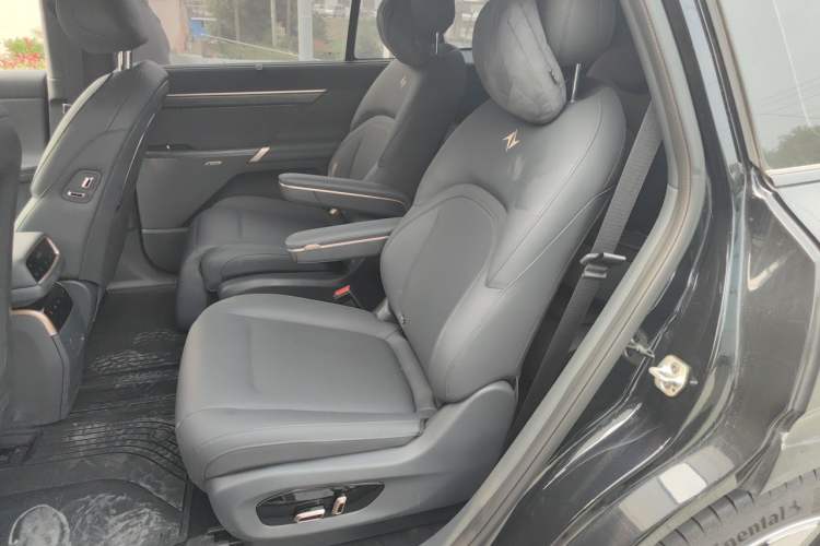 Used Dongfeng eπ eπ008 2024 210Max Range-Extended Version 6 Seats Left Rear Seat