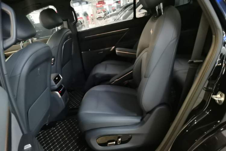 Used Dongfeng eπ eπ008 2024 210Max Range-Extended Version 6 Seats Left Rear Seat