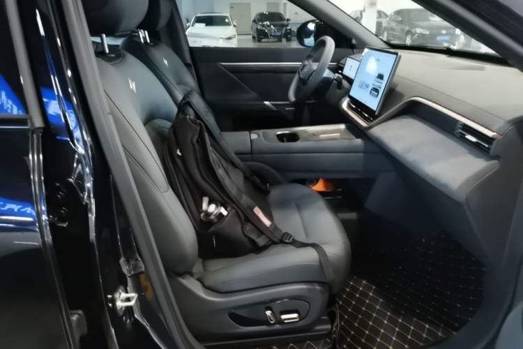 Used Dongfeng eπ eπ008 2024 210Max Range-Extended Version 6 Seats Right Front Seat