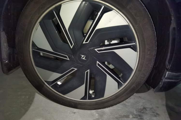Used Dongfeng eπ eπ008 2024 210Max Range-Extended Version 6 Seats Right Front Wheel Hub