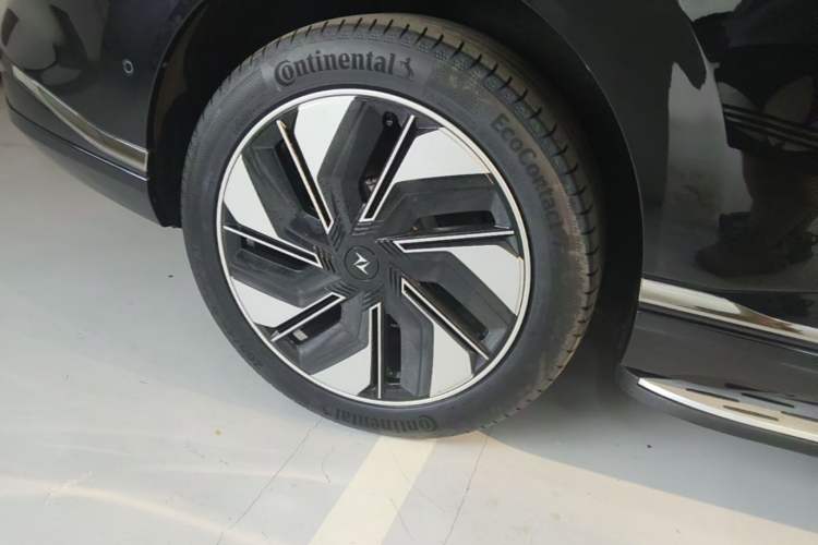 Used Dongfeng eπ eπ008 2024 210Max Range-Extended Version 6 Seats Right Rear Wheel Hub