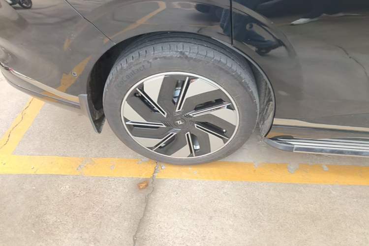 Used Dongfeng eπ eπ008 2024 210Max Range-Extended Version 6 Seats Right Rear Wheel Hub