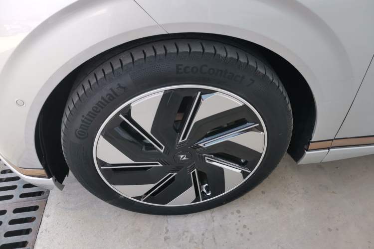 Used Dongfeng eπ eπ008 2024 210Max Range-Extended Version 6 Seats Left Front Wheel Hub