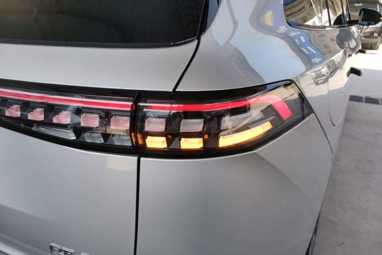Used Dongfeng eπ eπ008 2024 210Max Range-Extended Version 6 Seats Right Rear Taillight