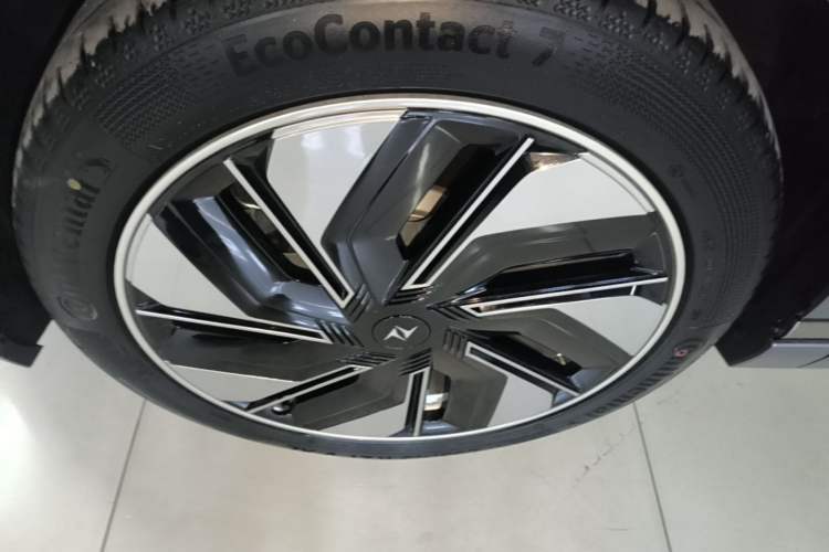 Used Dongfeng eπ eπ008 2024 210Max Range-Extended Version 6 Seats Left Front Wheel Hub