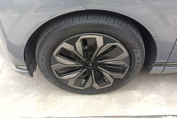 Used Dongfeng eπ eπ008 2024 210Max Range-Extended Version 6 Seats Left Front Wheel Hub
