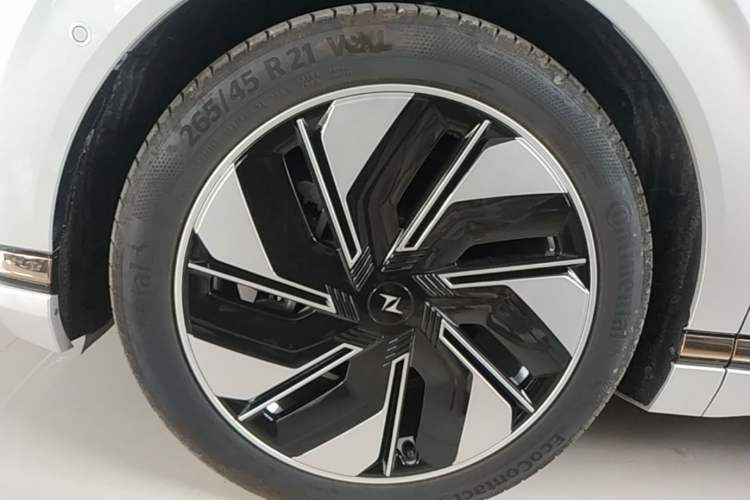 Used Dongfeng eπ eπ008 2024 210Max Range-Extended Version 6 Seats Left Front Wheel Hub