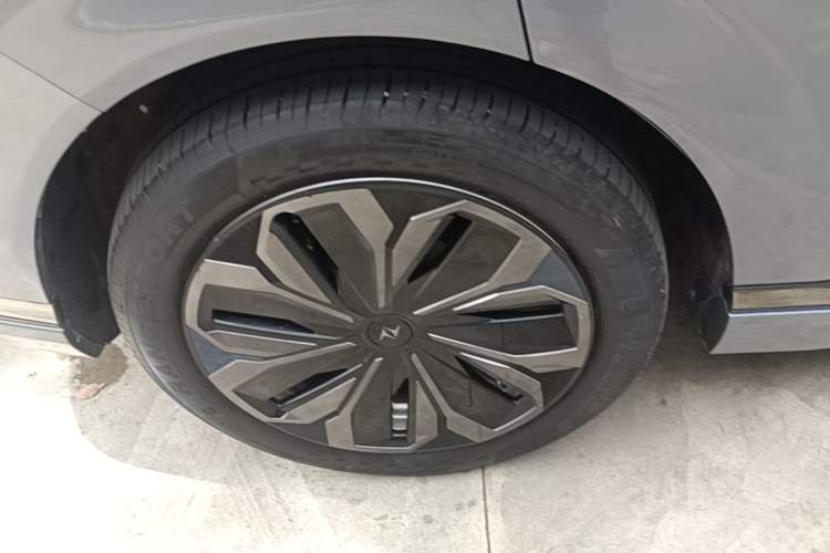 Used Dongfeng eπ eπ008 2024 210Max Range-Extended Version 6 Seats Right Rear Wheel Hub