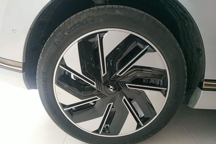 Used Dongfeng eπ eπ008 2024 210Max Range-Extended Version 6 Seats Right Rear Wheel Hub