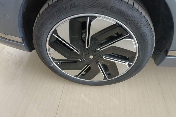 Used Dongfeng eπ eπ008 2024 210Max Range-Extended Version 6 Seats Right Rear Wheel Hub