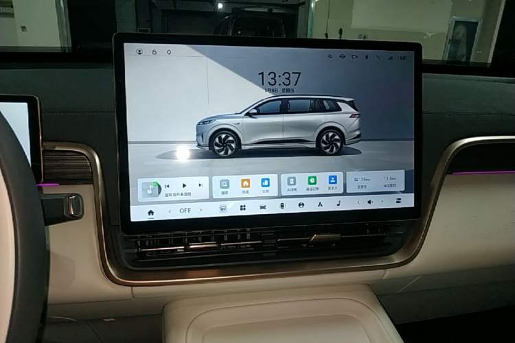Used Dongfeng eπ eπ008 2024 636Max All-Electric Version 6 Seats Audio And AC Panel