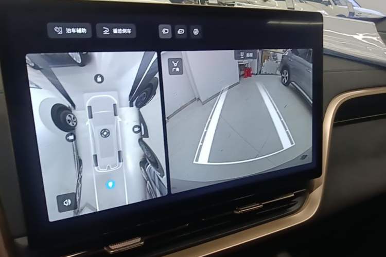 Used Dongfeng eπ eπ008 2024 210Max Range-Extended Version 6 Seats Audio And AC Panel