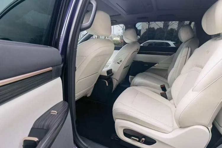 Used Dongfeng eπ eπ008 2024 636Max All-Electric Version 6 Seats Interior 2