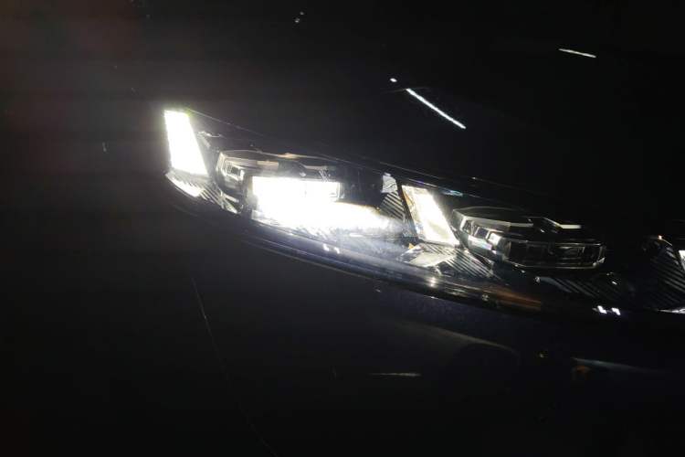 Used Dongfeng eπ eπ008 2024 636Max All-Electric Version 6 Seats Right Front Headlight