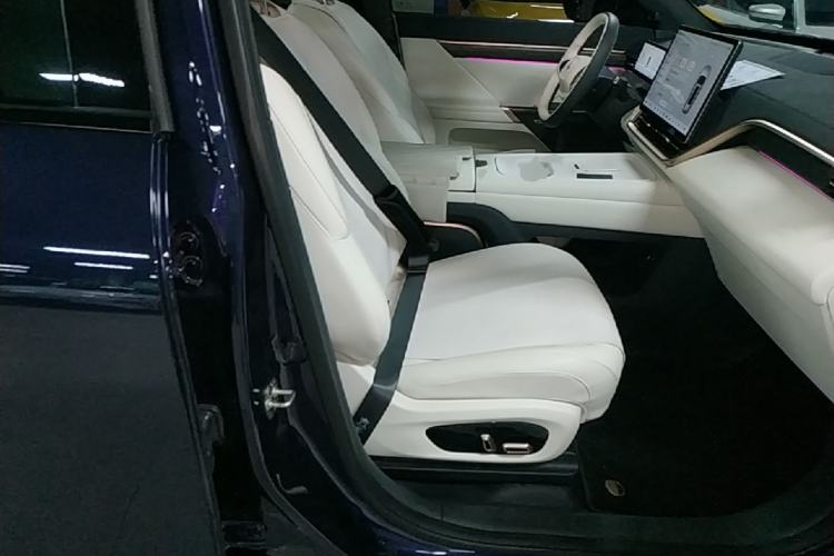 Used Dongfeng eπ eπ008 2024 636Max All-Electric Version 6 Seats Right Front Seat