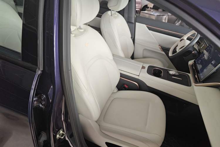 Used Dongfeng eπ eπ008 2024 636Max All-Electric Version 6 Seats Right Front Seat