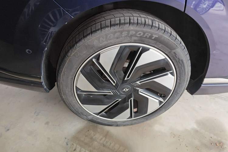 Used Dongfeng eπ eπ008 2024 636Max All-Electric Version 6 Seats Right Rear Wheel Hub