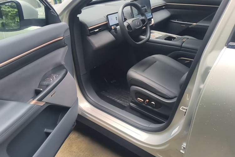 Used Dongfeng eπ eπ008 2024 210Max Range-Extended Version 6 Seats Driver Seat