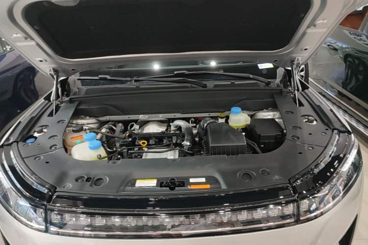 Used Dongfeng eπ eπ008 2024 210Max Range-Extended Version 6 Seats Engine Bay
