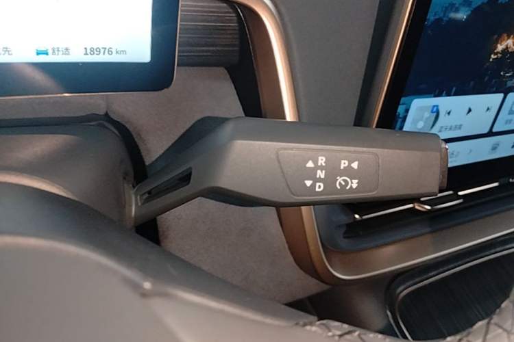 Used Dongfeng eπ eπ008 2024 210Max Range-Extended Version 6 Seats Gear Lever